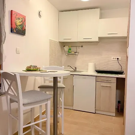 Veronica Rooms, Apartment