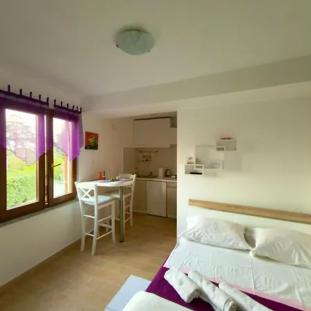 Veronica Rooms, Daire *