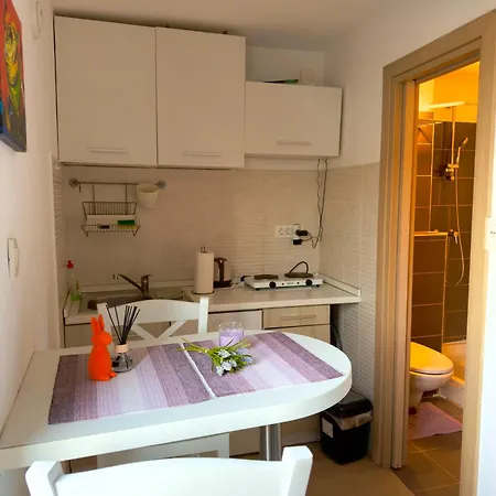 Veronica Rooms, * Opatija