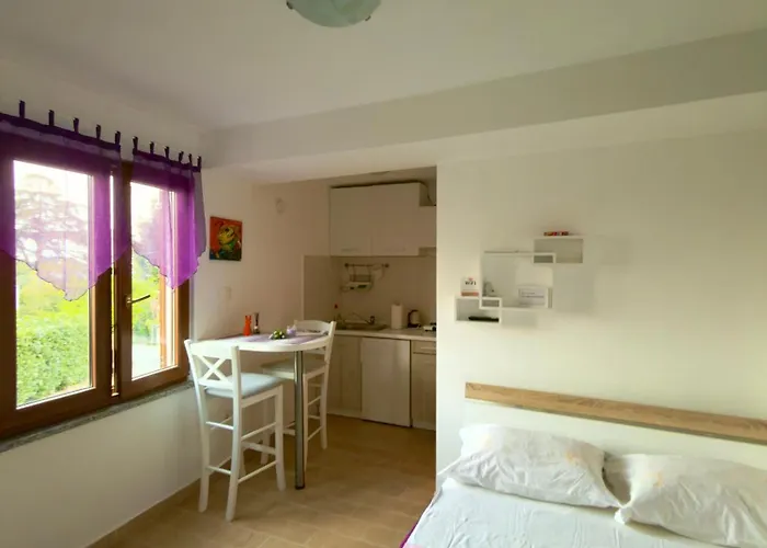 Veronica Rooms, Daire *